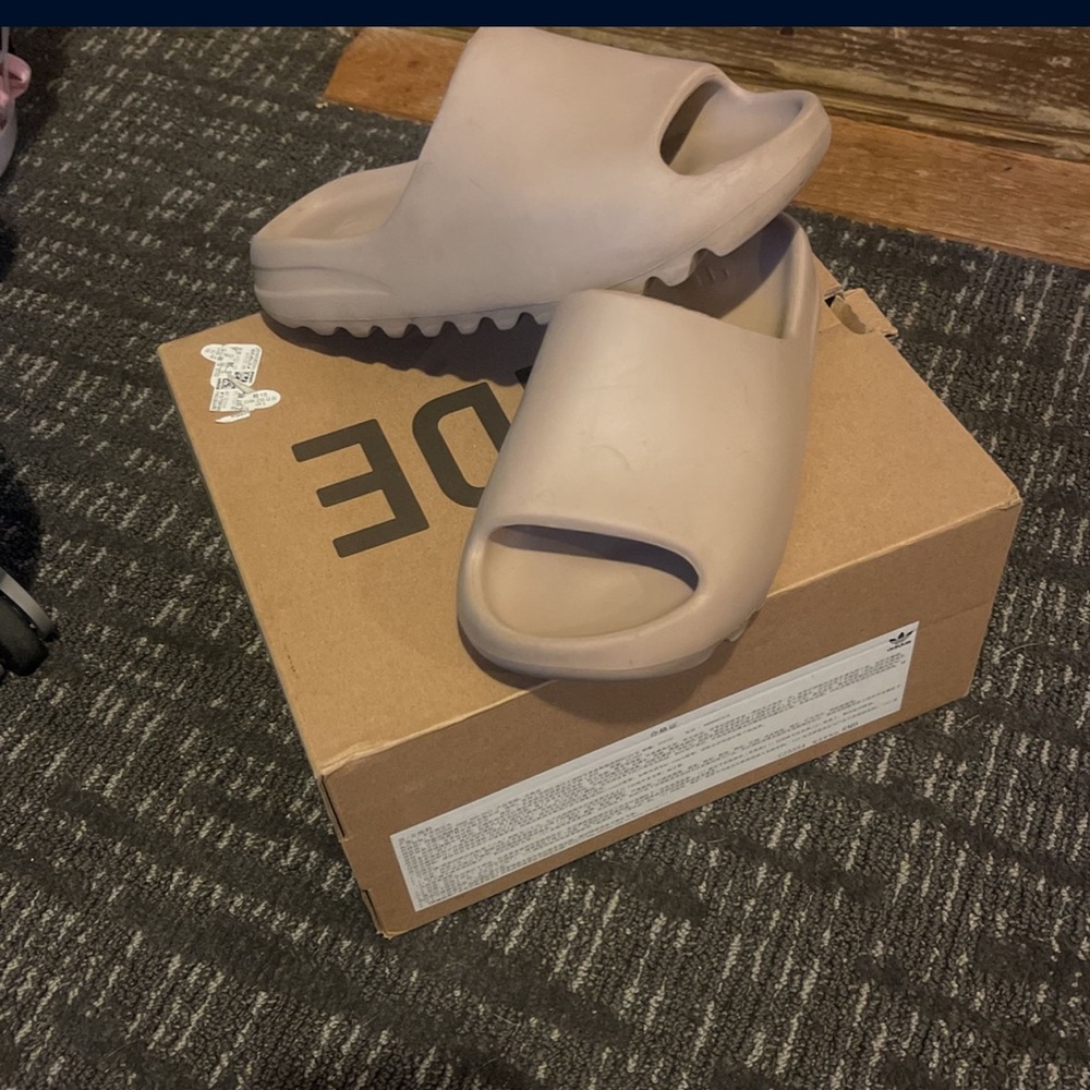 Yeezy slides sand color size 5 UK size 7 US